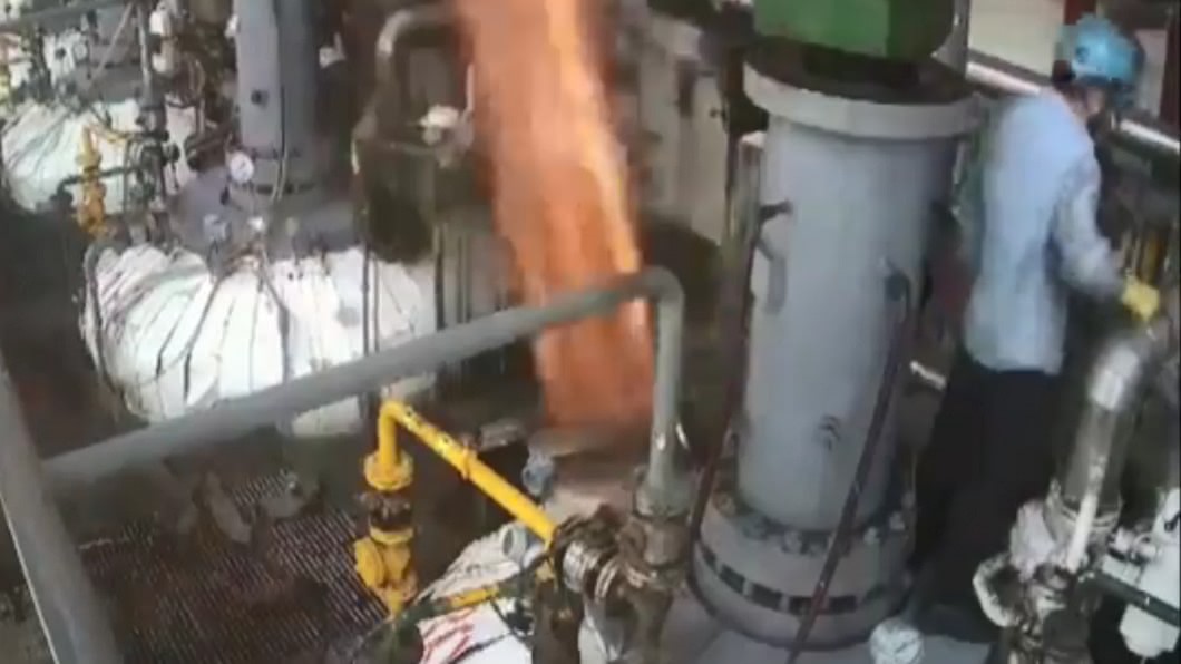 碰!氫化爐爆炸噴火柱 他慘化碎片飄散落下