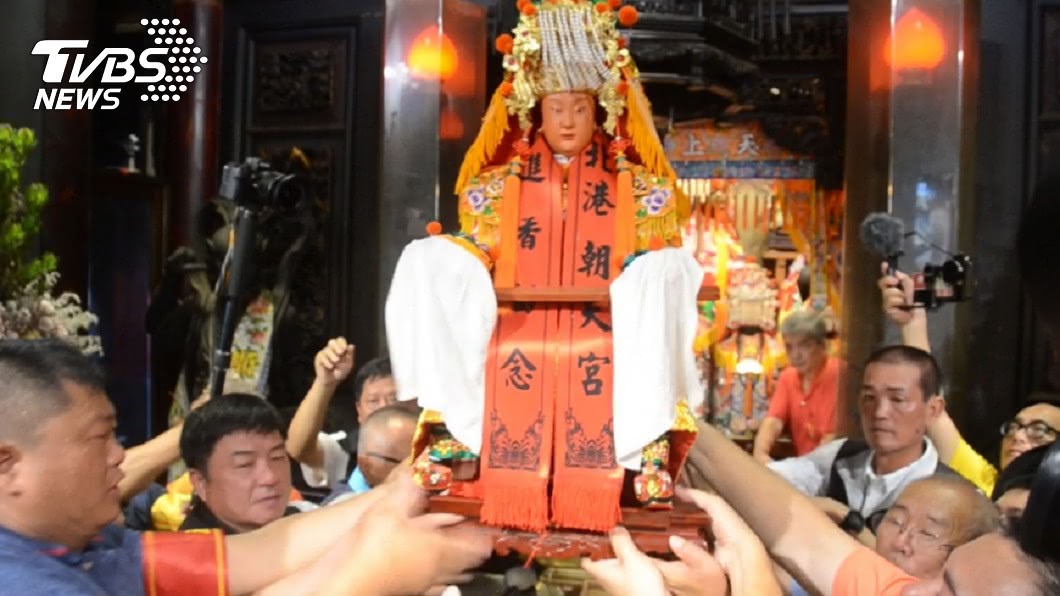 信徒擲出「立筊」！白沙屯媽祖回宮顯靈　網驚：神威顯赫