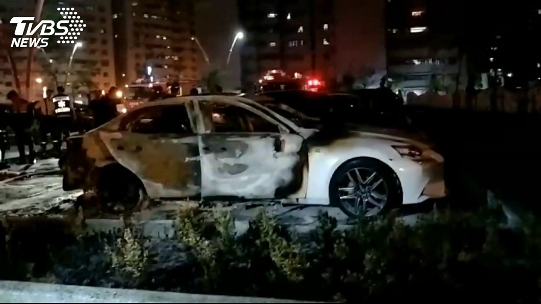 車怠速點打火機欲抽菸 引爆轎車駕駛逃命