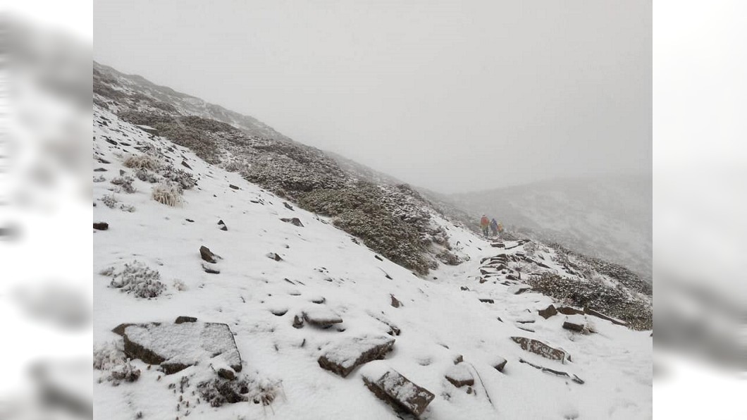 積雪10公分...雪山下雪了! 登山客忍寒風:太美了