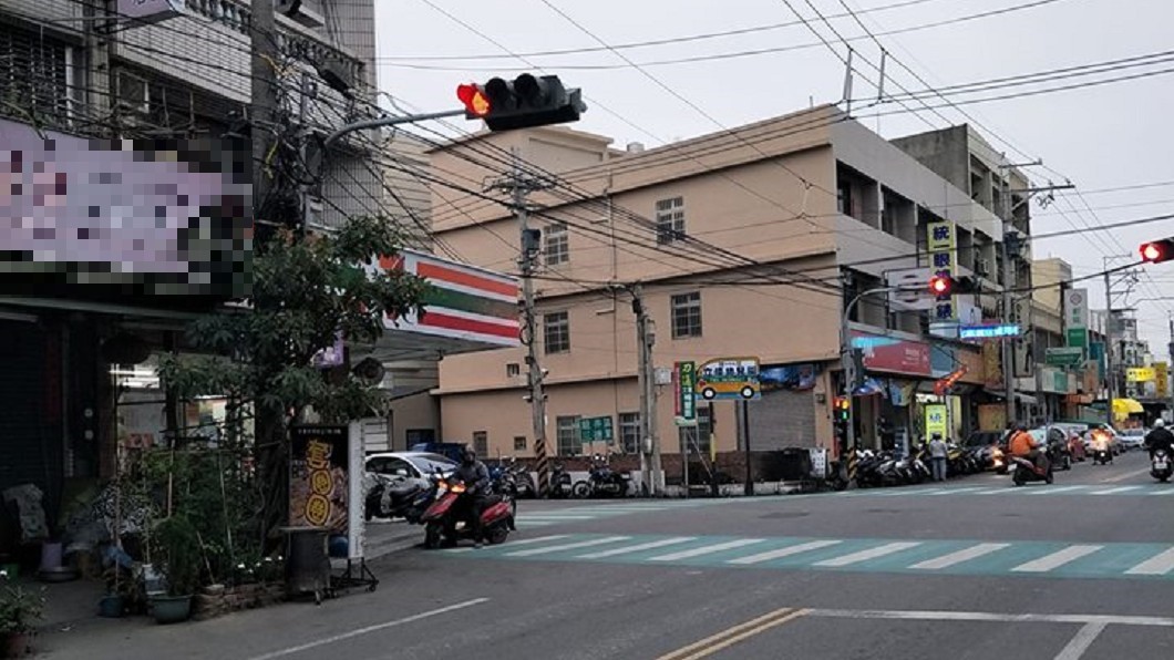 土水師傅鞋髒站超商門口 女店員這個舉動好暖