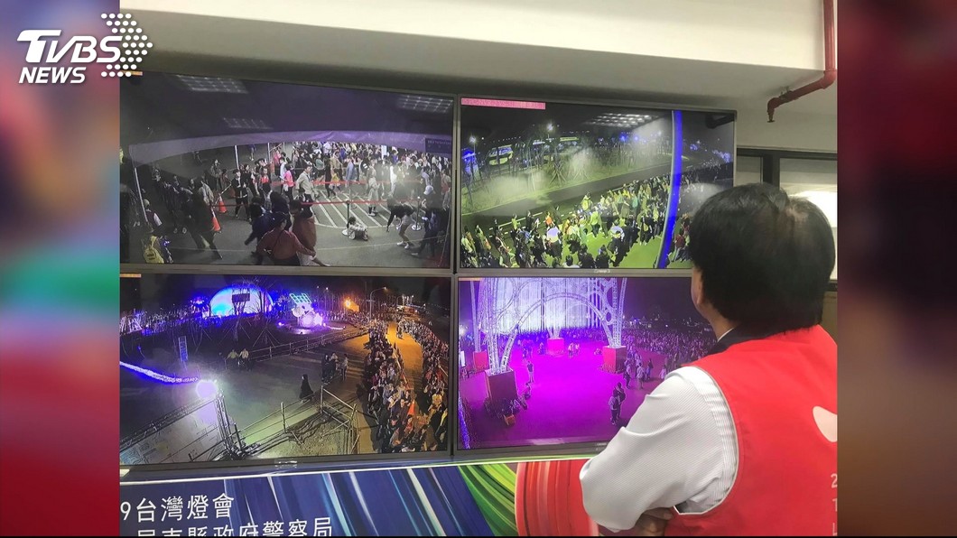 潘孟安緊盯人潮疏散情況。圖/TVBS