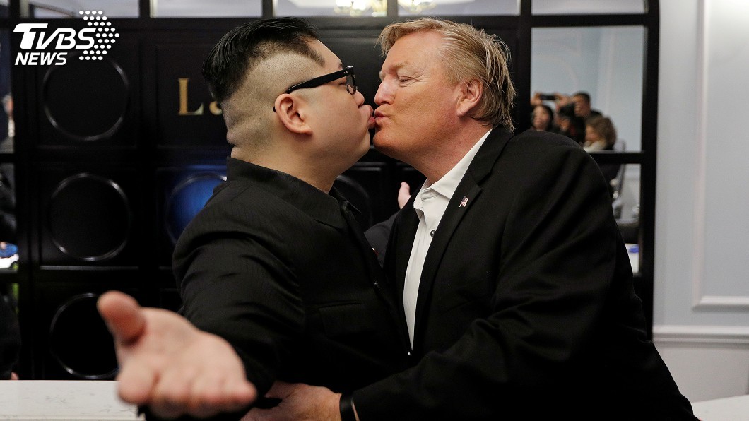 被越南驅逐出境 山寨版金正恩作勢吻別川普