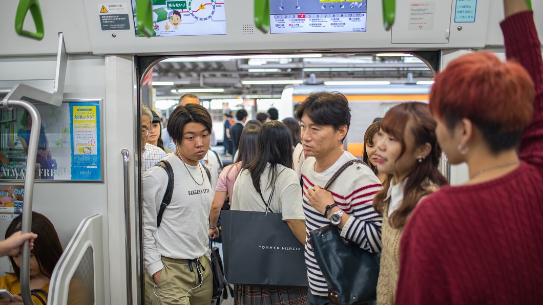 超糗！搭地鐵外套慘夾　男苦笑求救「已經被夾11站了」