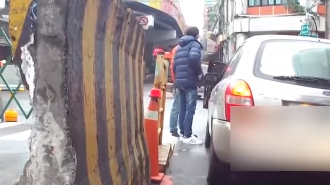 面子問題？妹子在場不能輸　他當街攔車卻慘被打趴
