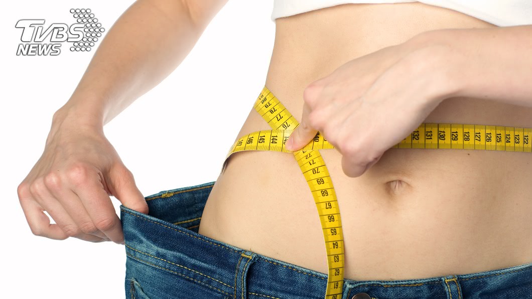 越「腰瘦」越富有?英國研究:女生腰越細存款越多