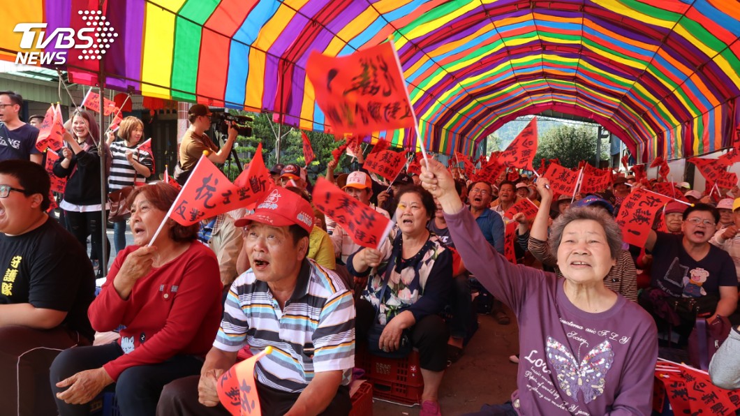 數百位蕉農對於香蕉價格表達強烈不滿。圖／中央社