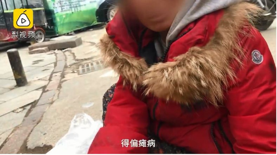 太好賺!寧帶4幼孩乞討 半癱婦被爆「日賺近萬元」