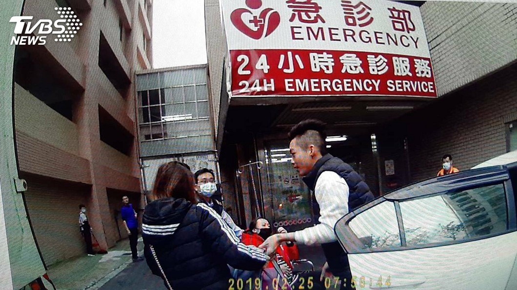 孕婦羊水破裂　警車開道護送迎接新生命