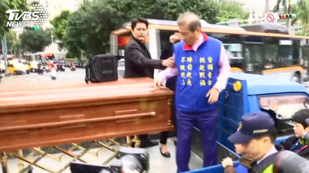 白狼率眾抬棺衝立院 踉蹌失足慘摔入棺