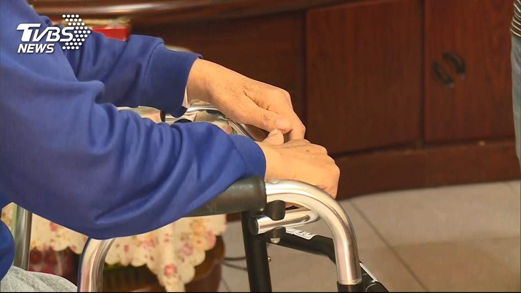 假慈善真詐財！惡女逼迫阿嬤吃「貓食」果腹