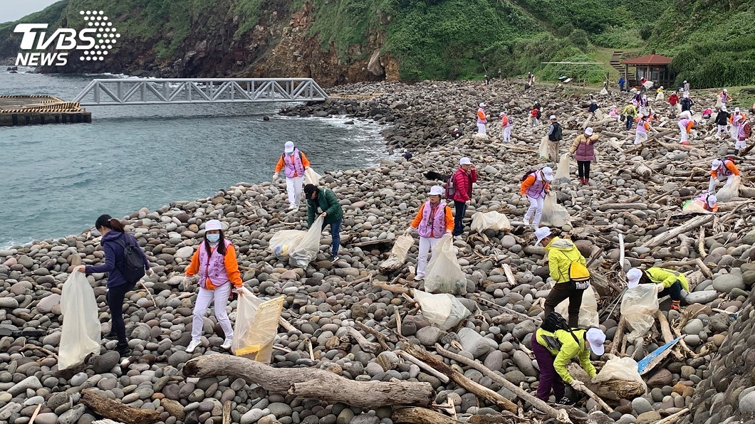驚人!龜山島重開放前淨灘 短短1小時清出2噸垃圾