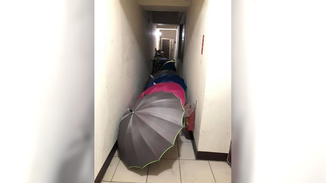 這是要怎過? 窄通道出現「雨傘陣」完全堵死
