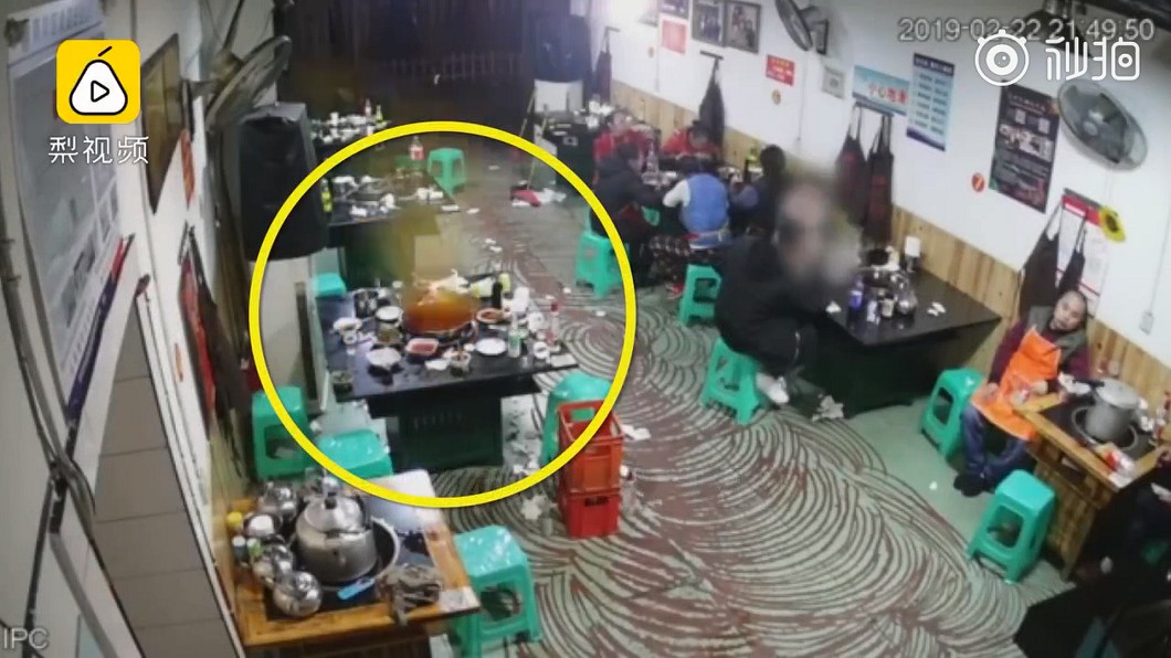 麻辣鍋高溫爆炸濺辣油 無良客一個動作全店遭殃