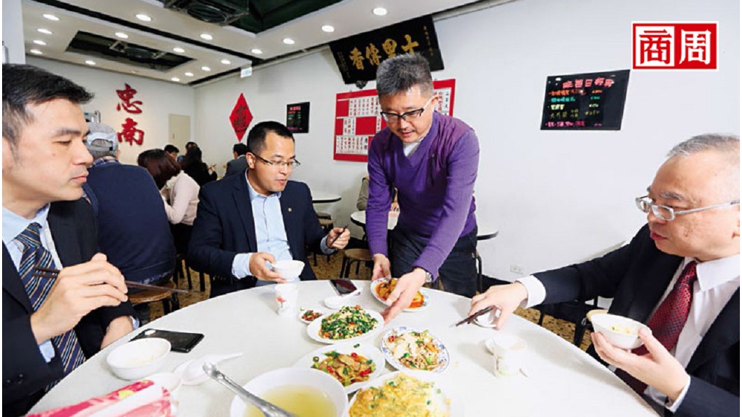 忠南第3代掌門人黃立平（右2）幾乎天天到店坐鎮，熟客喜歡吃什麼，他都知道。(圖／商業周刊)