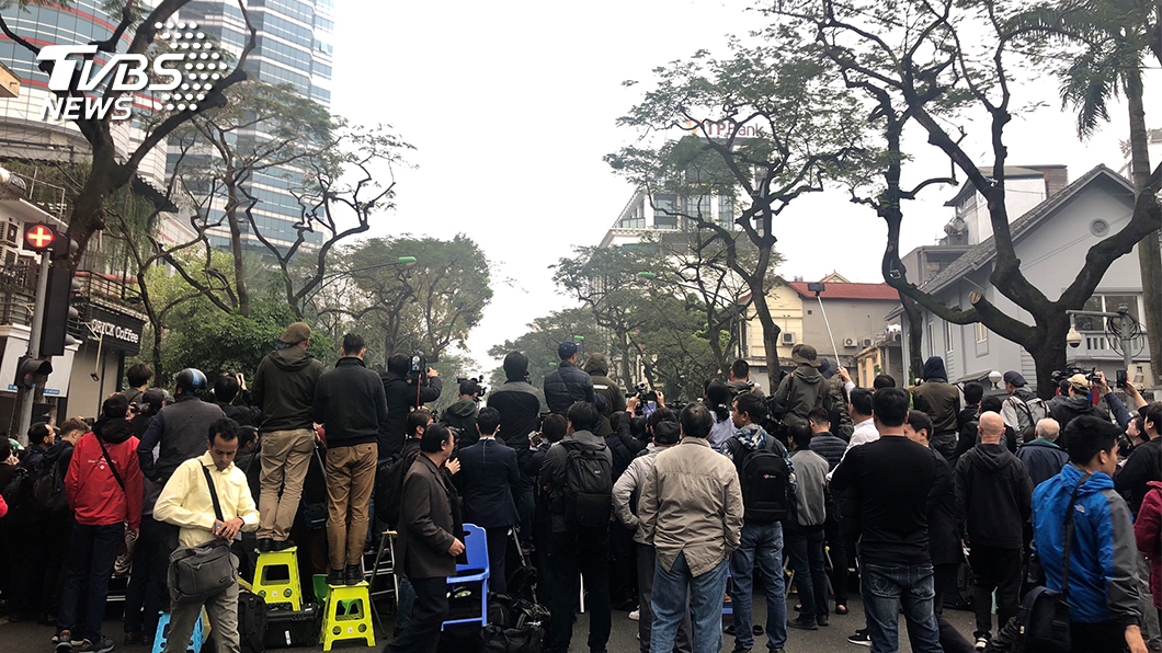 兩大領導人的維安車隊穿梭在河內市區，造成萬人空巷的情景。（圖／TVBS）
