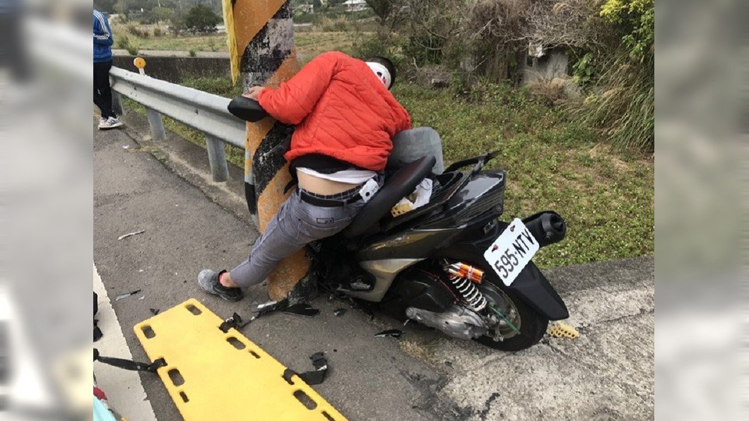 這樣也進的去？騎士高速過彎連人帶車卡窄縫昏迷