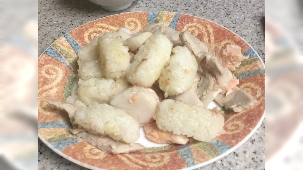 一片片肥美的生魚片壽司，竟變成一盤「海鮮炒飯」。圖／翻攝自臉書「爆料公社」