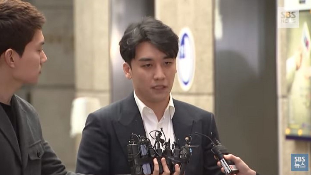勝利現身警局驗毒 連8小時調查露疲態