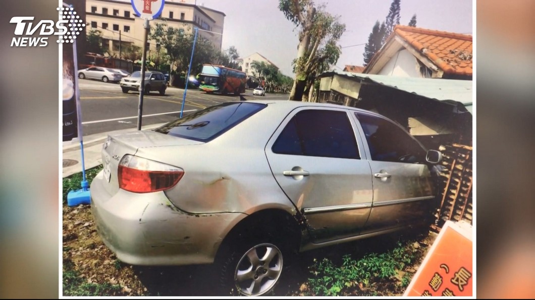 駕駛恍神油門當剎車　追撞前車又破牆