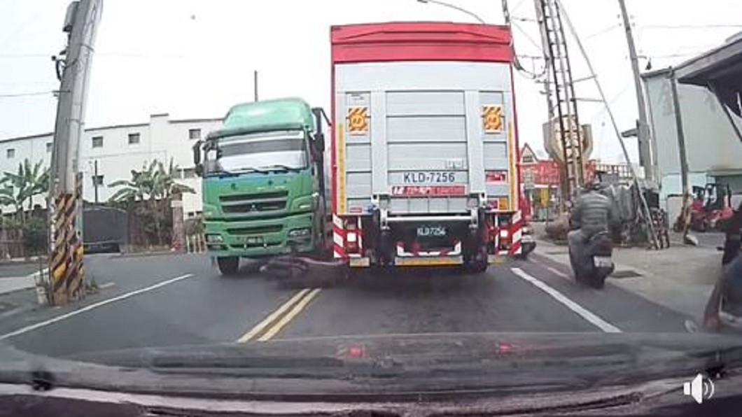 三寶!逆向飆車遇貨車急煞自摔 眾人氣憤:不要害人
