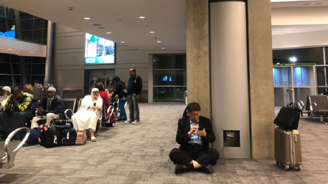 有空位卻坐地板?柯P這照片惹議 網轟:丟臉丟到國外