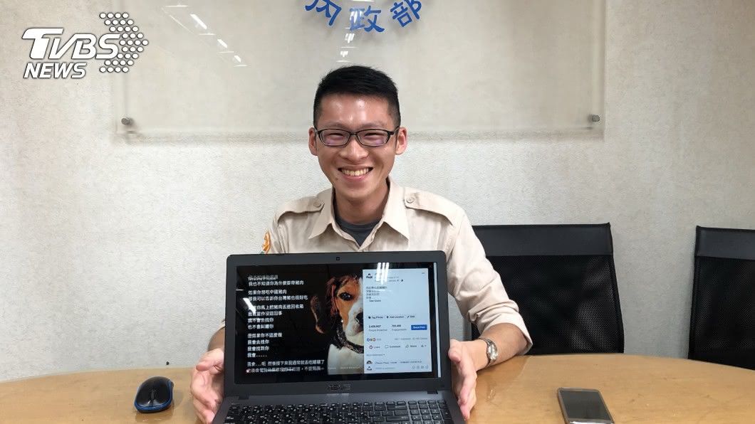 內政部臉書粉絲團日前以一則檢疫犬宣導非洲豬瘟防疫的貼文爆紅,幕後功臣是去年底才到部服務的「八年級生」替代役男陳緯僑。(圖/中央社)