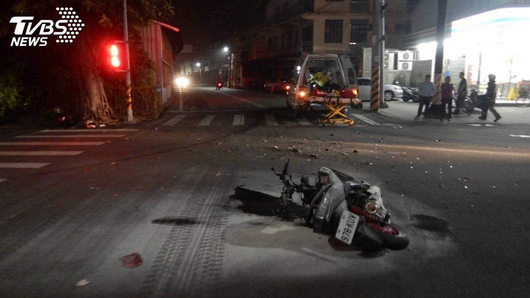 救護車要左轉…機車直接撞上 騎士彈飛睪丸破