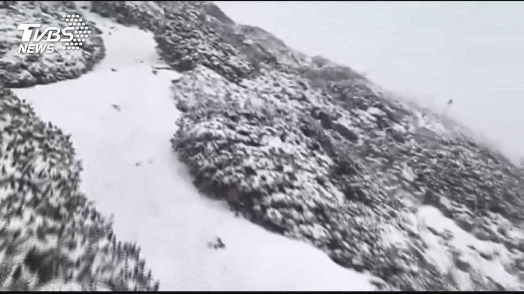 冷氣團影響+水氣足 雪山三六九山莊清晨飄雪
