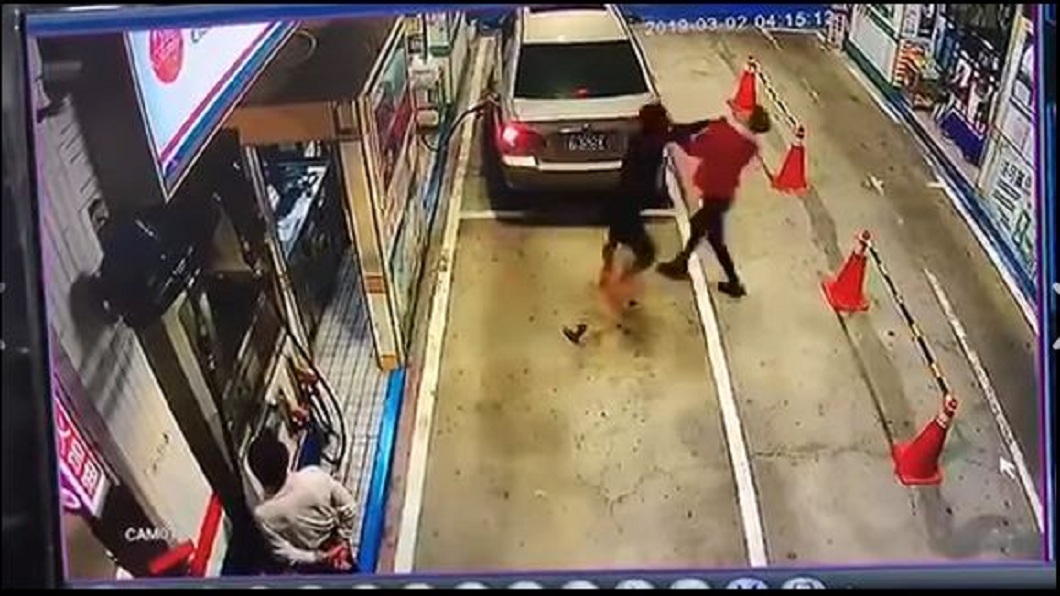 提醒熄火加油…副駕男惱羞飆髒話 下車耍狠打人被肉搜
