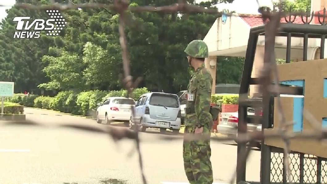 軍隊雨衣=人間煉獄? 老鳥哀怨嘆:外面大雨裡面小雨