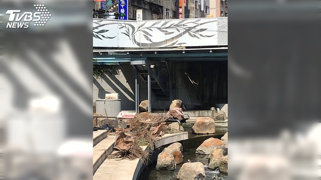 柳川藍帶水岸卡垃圾 中市府:已派員清理
