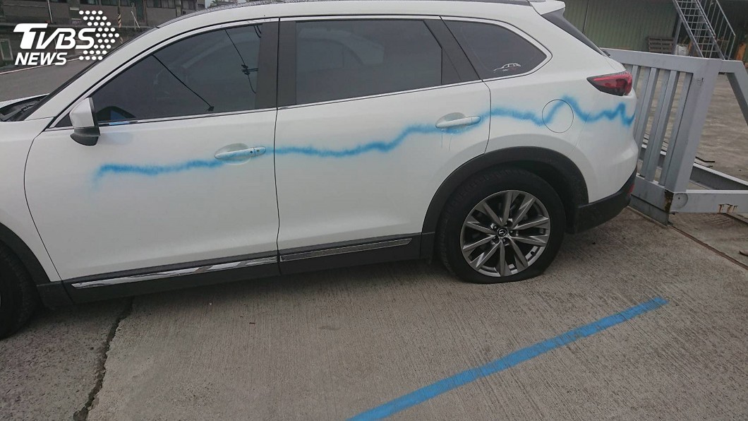 5家人同遊宜蘭 車輛竟全遭噴漆刺破輪胎