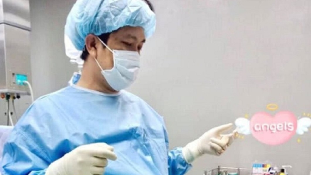 不要動！寶寶緊抓這裡不放　醫師好尷尬