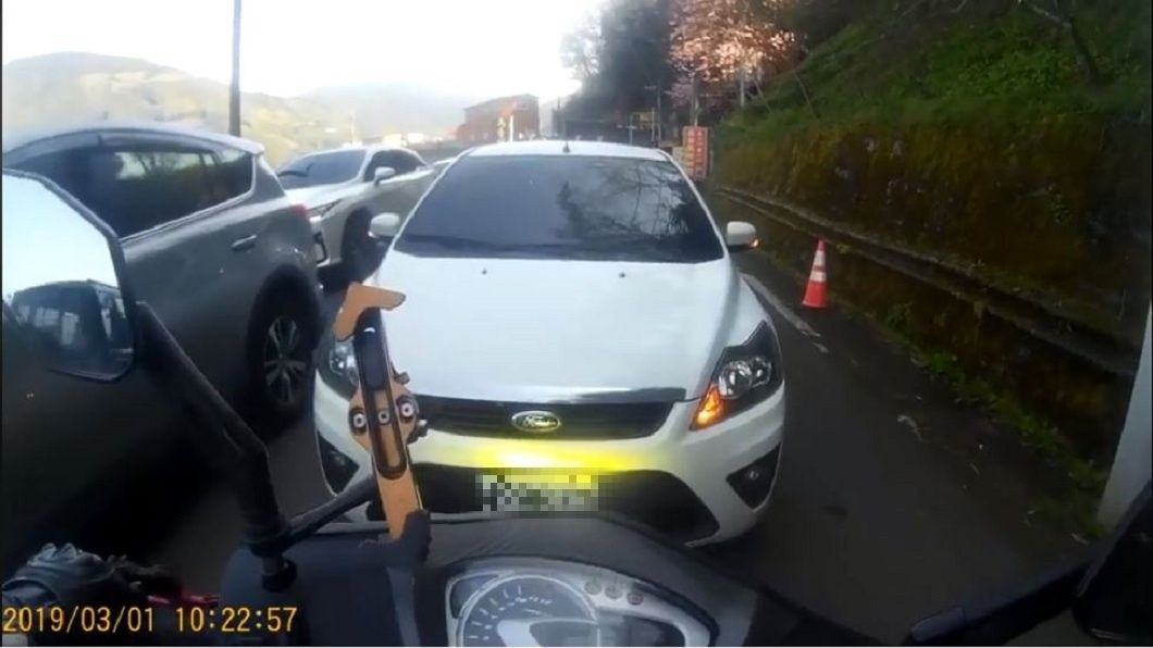 塞車見逆向三寶…騎士讓他「倒退嚕」　網讚：超療癒