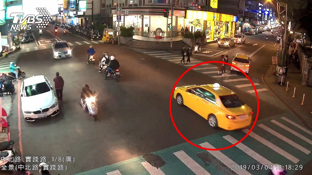 無故倒臥國道昏迷？　婦人搭計程車畫面曝光