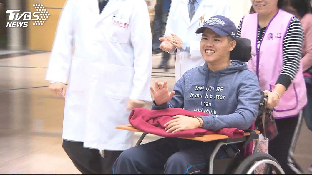 奇蹟!傘兵秦良丰能被攙扶行走 復原好