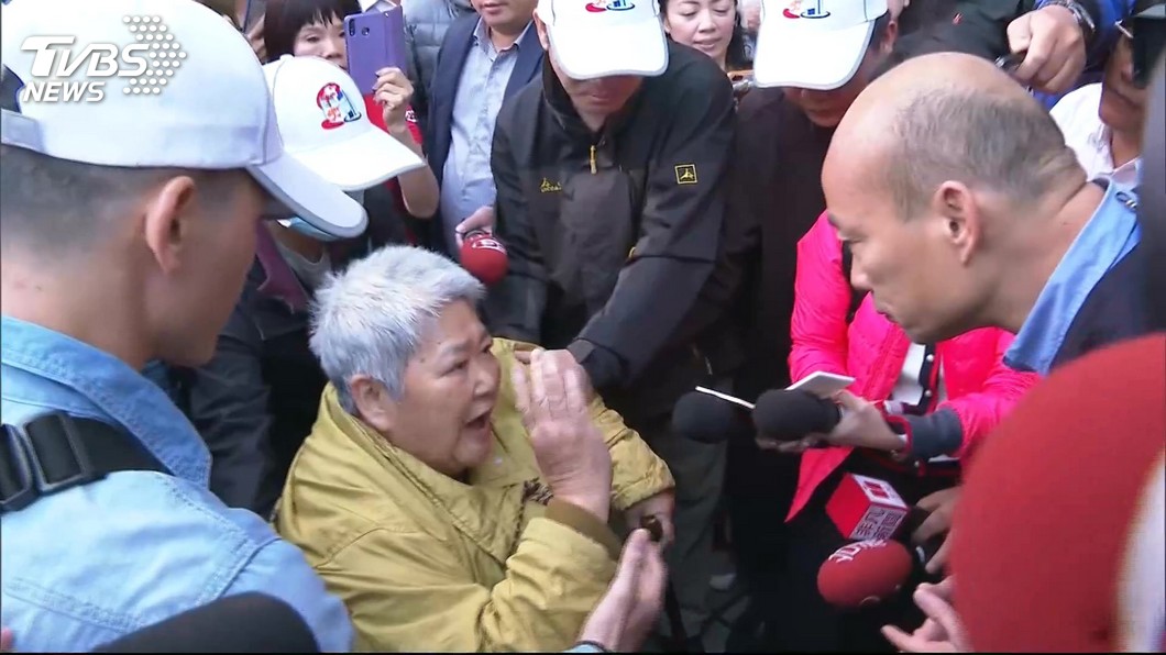 遇老婦下跪淚訴「被打20年」 韓國瑜:包子不吃了!