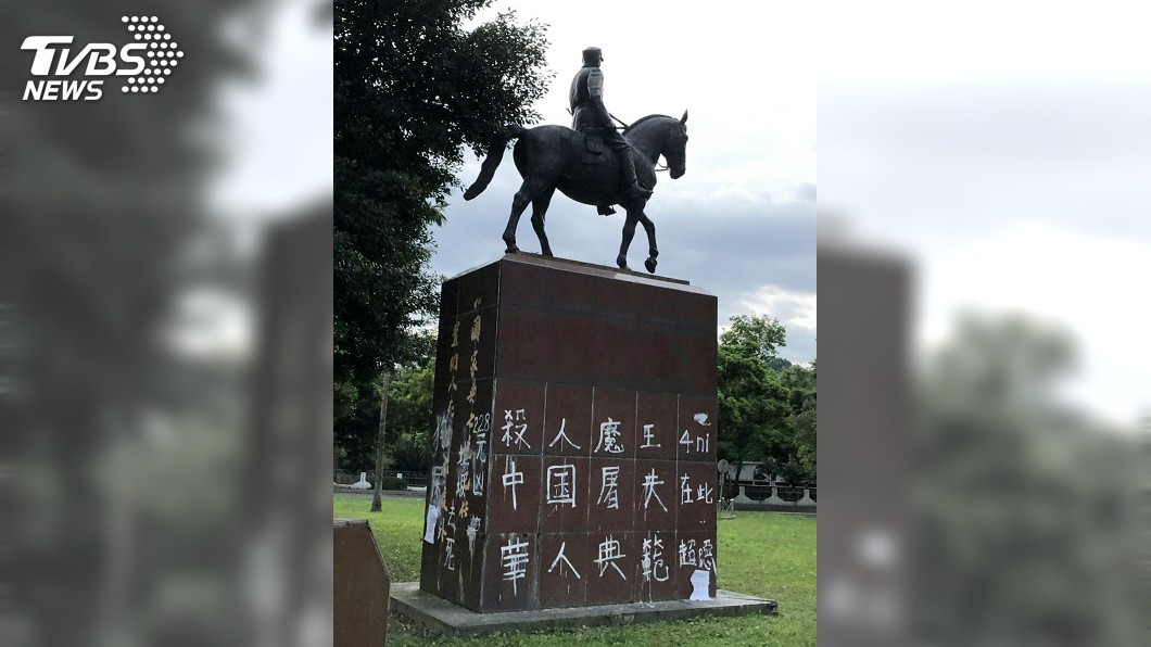 蘇澳鎮公所蔣公銅像遭噴漆　警方查緝涉案者