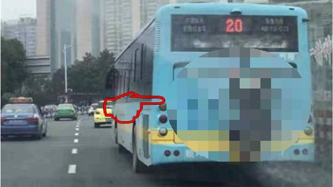 高手在民間!奇葩男靠神指「搭車」 網笑翻:蜘蛛人?