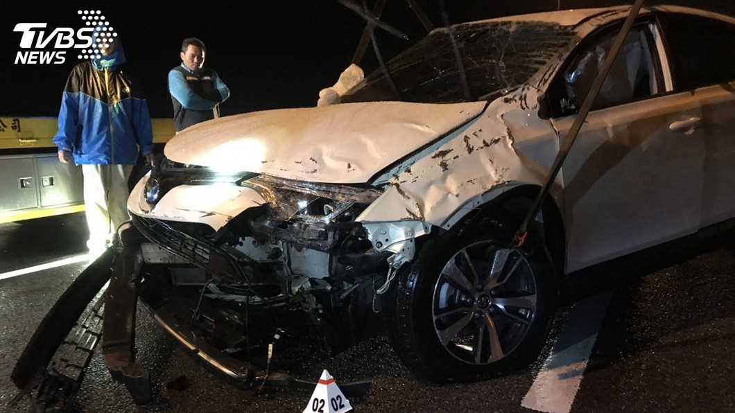 休旅車國道自撞意外 駕駛喪命2乘客輕傷
