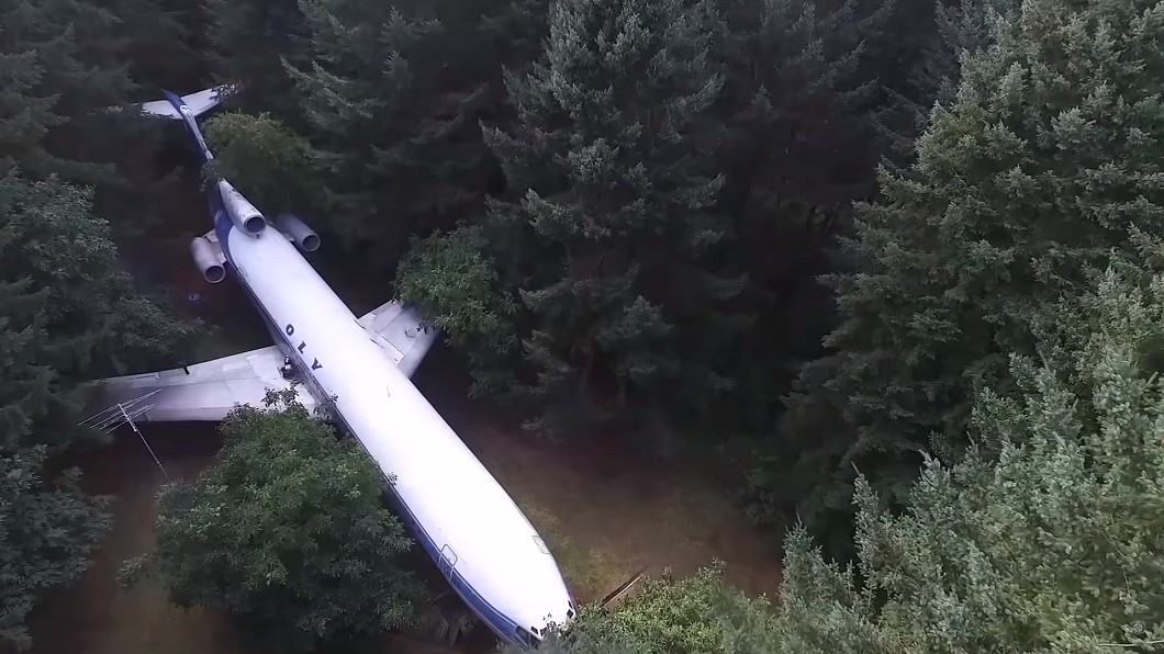 狂!爺爺買下波音727 拖到森林打造「飛機豪宅」