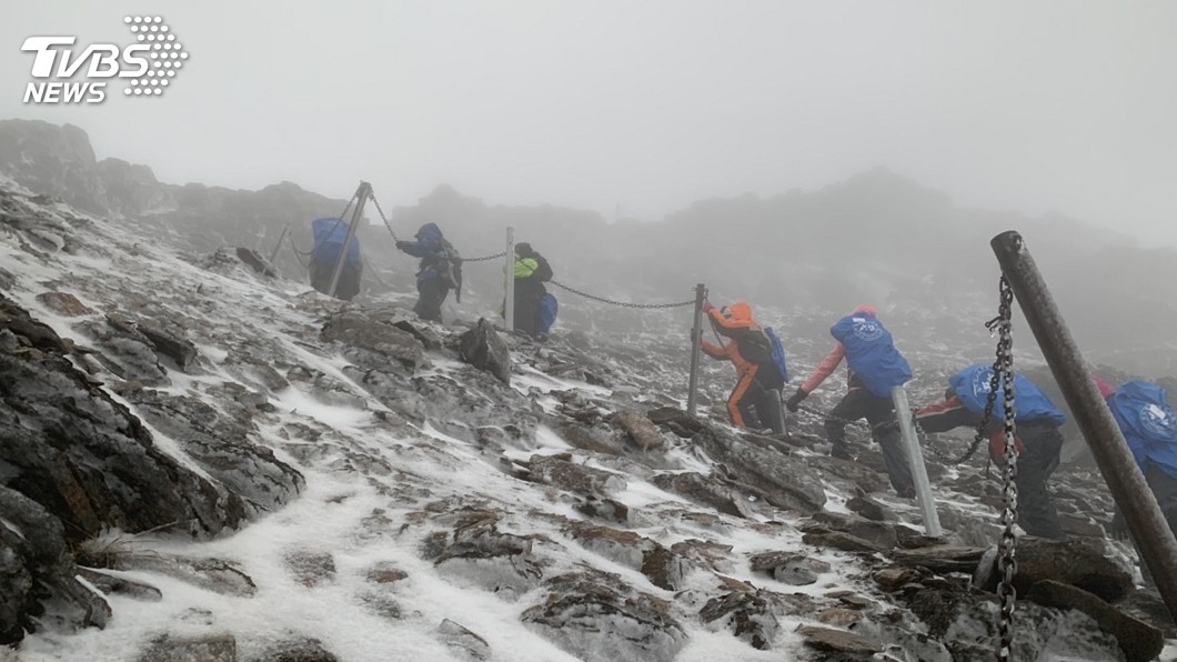 玉山凌晨降雪! 26名山友穿冰爪登頂成功