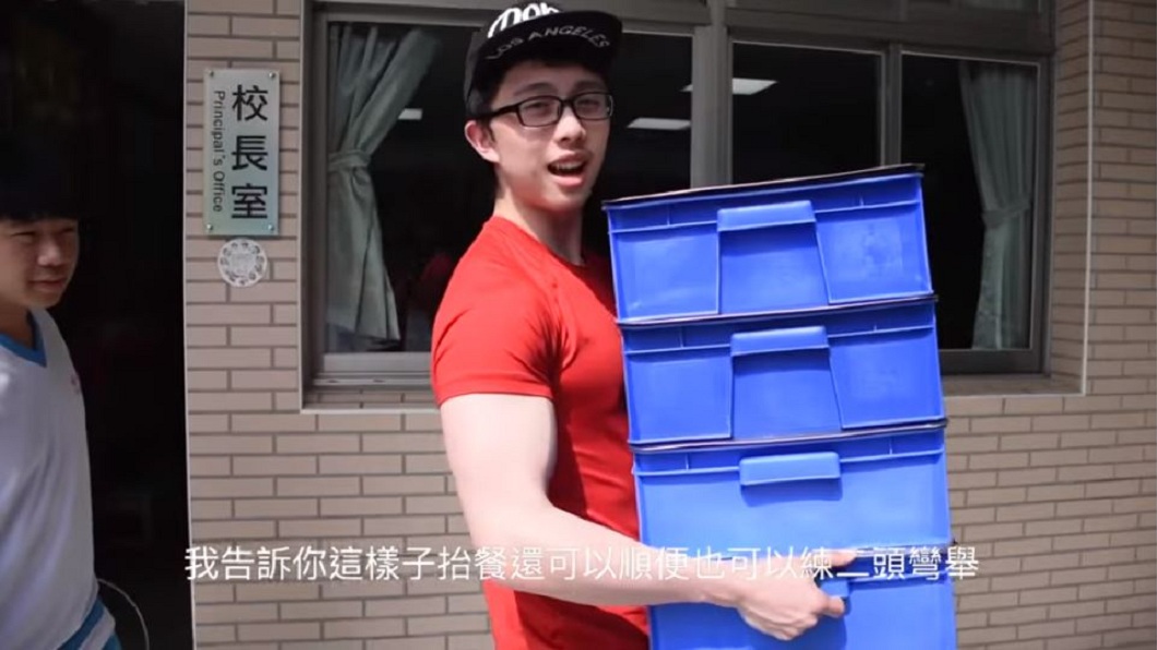 孫安佐幫同學扛便當籮筐，笑稱這樣可以練練他的手臂肌肉。(圖／翻攝自YouTube)