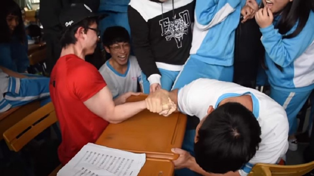 孫安佐還和班上同學比腕力，激戰一番後輸了。(圖／翻攝自YouTube)
