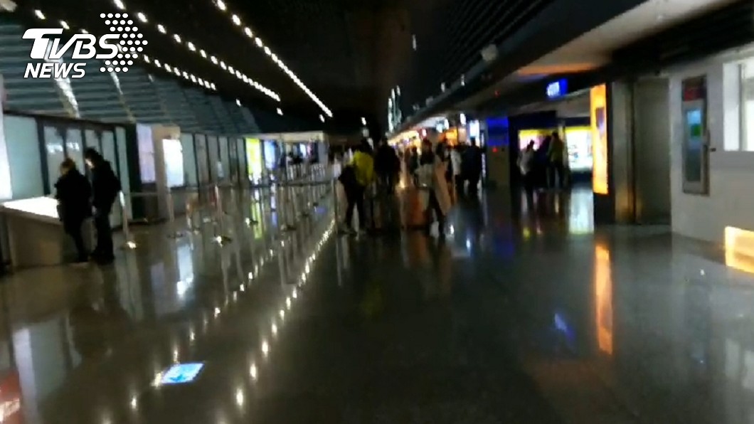 一片黑暗!桃園機場大停電 2名旅客受困電梯