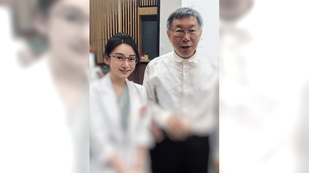 醫界女神同框柯P!照片曝光驚傳靈異 網:那手是...