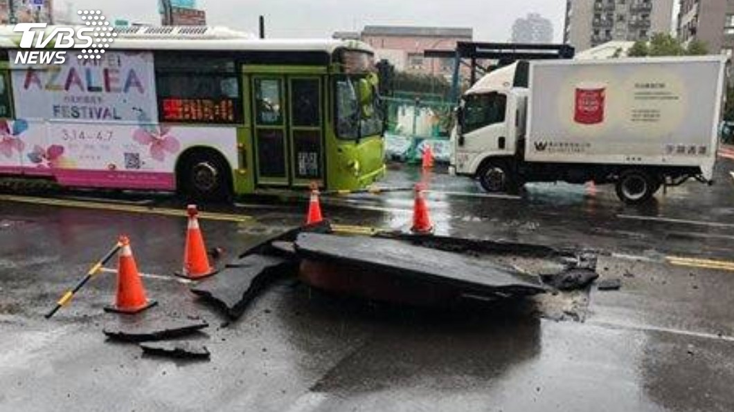 人孔蓋彈起!北市東湖路面炸裂 警消趕往警戒