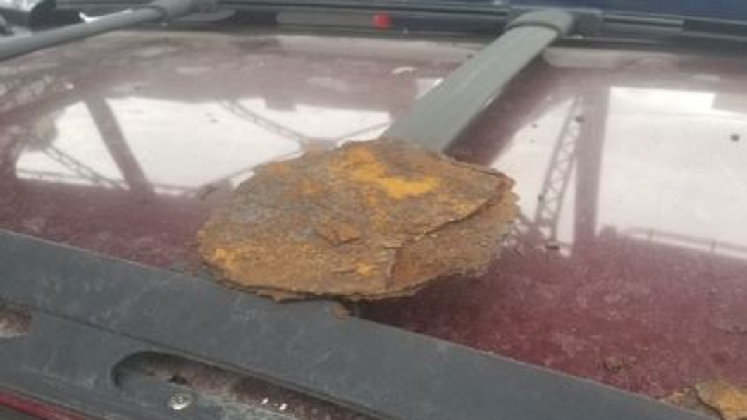 天降大鐵片砸碎擋風玻璃 紐約地鐵老舊釀驚魂