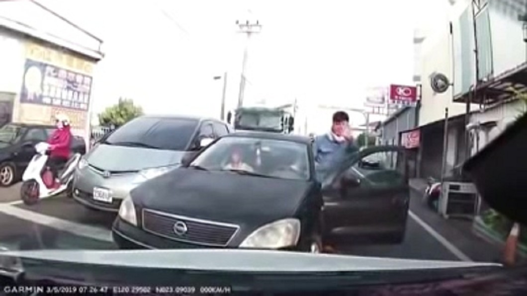 沒極限!三寶逆向闖關被擋 竟下車揮手「讓讓好嗎」